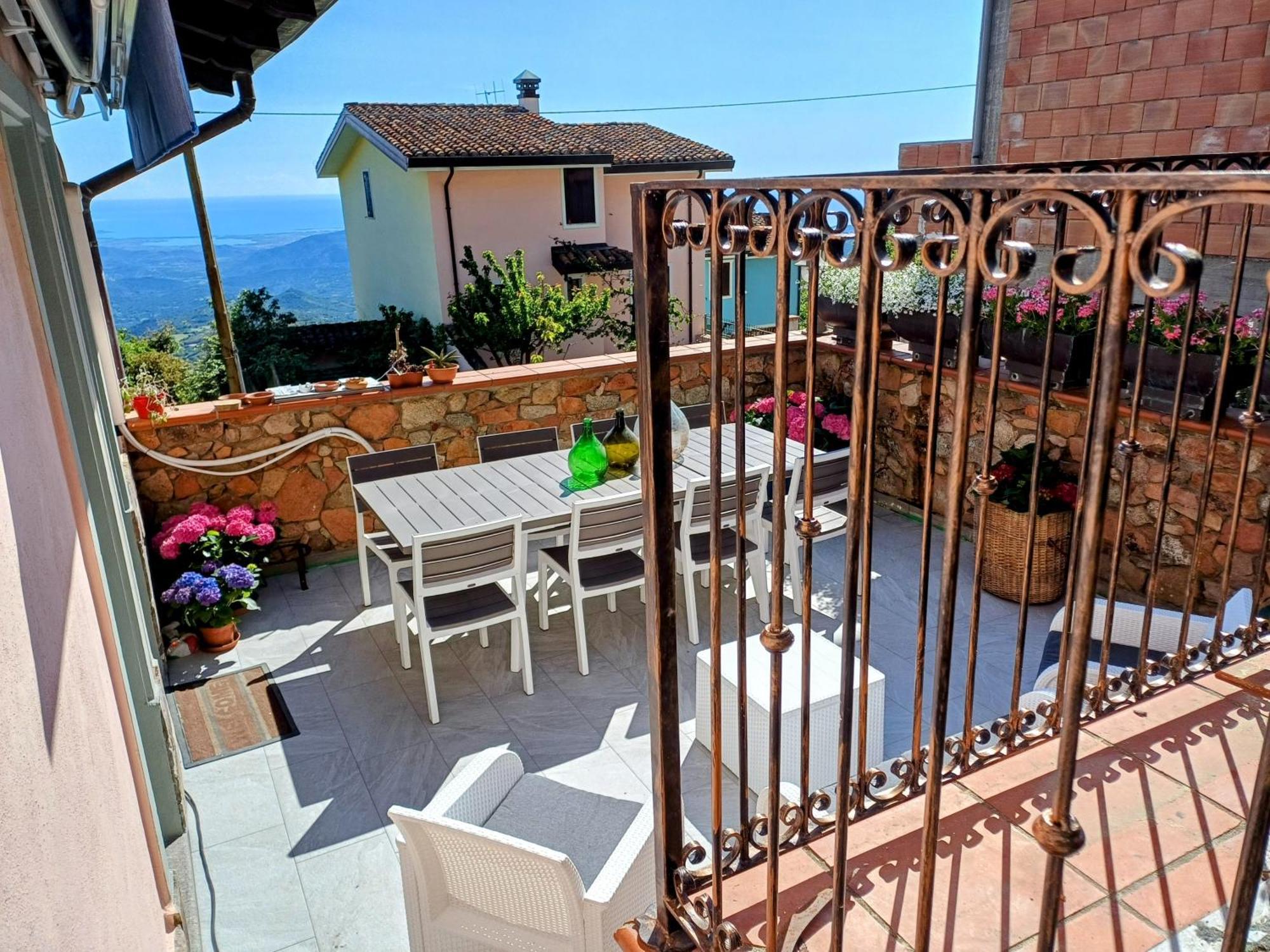 Monti E Mare Bed & Breakfast Lanusei Dış mekan fotoğraf